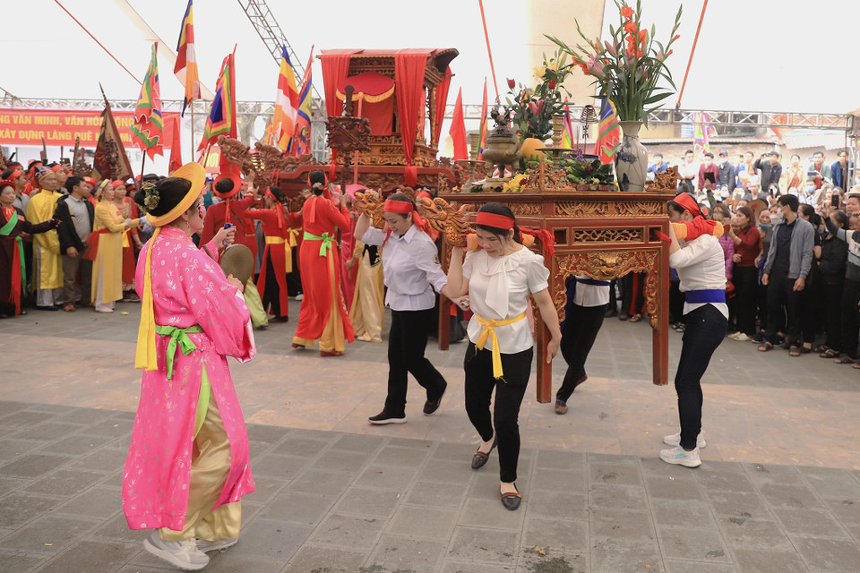 Tại đây, các kiệu tiếp tục xoay trong sân như một nghi thức thể hiện mẫu Đào Nương đang hiện về. (Ảnh: Hoài Nam/Vietnam+)