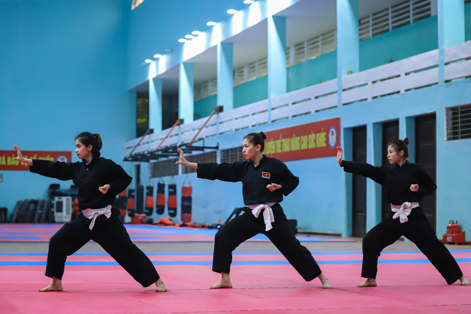 Các động tác được luyện tập nhiều lần, tập sao cho vừa đồng đều, vừa mạnh mẽ và thanh thoát. (Ảnh: Hoài Nam/Vietnam+)