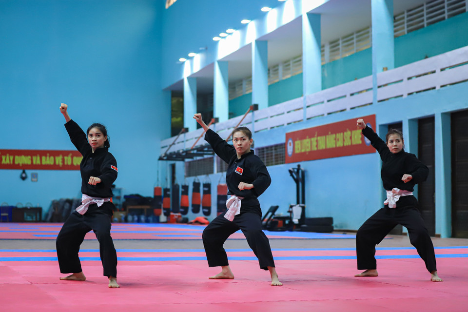 Các võ sỹ tích cực tập luyện để giữ vững phong độ dành huy chương trong SEA Games 32. (Ảnh: Hoài Nam/Vietnam+)