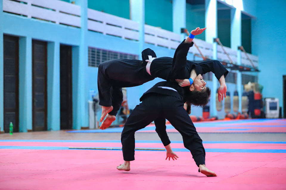 Mọi bài tập đều hướng đến những động tác thuần thục và có tính thẩm mỹ cao khi tham dự SEA Games. (Ảnh: Hoài Nam/Vietnam+)