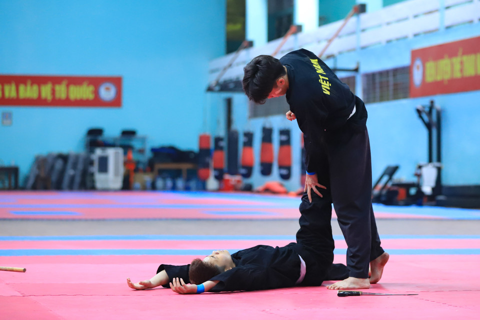 Trong mỗi buổi tập, các võ sỹ đều cố gắng hết sức để rèn luyện đạt thể trạng và tinh thần tốt nhất khi thi đấu vào tháng 5 tới đây. (Ảnh: Hoài Nam/Vietnam+)