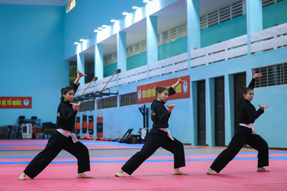Các võ sỹ tập luyện nội dung biểu diễn quyền đồng đội nữ Regu môn Pencak Silat. (Ảnh: Hoài Nam/Vietnam+)