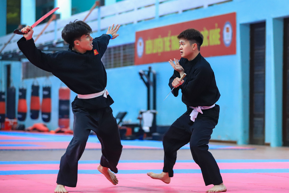 Bài tập luyện Silat Seni (biểu diễn) nội dung Tunggal gồm dao và côn. (Ảnh: Hoài Nam/Vietnam+)