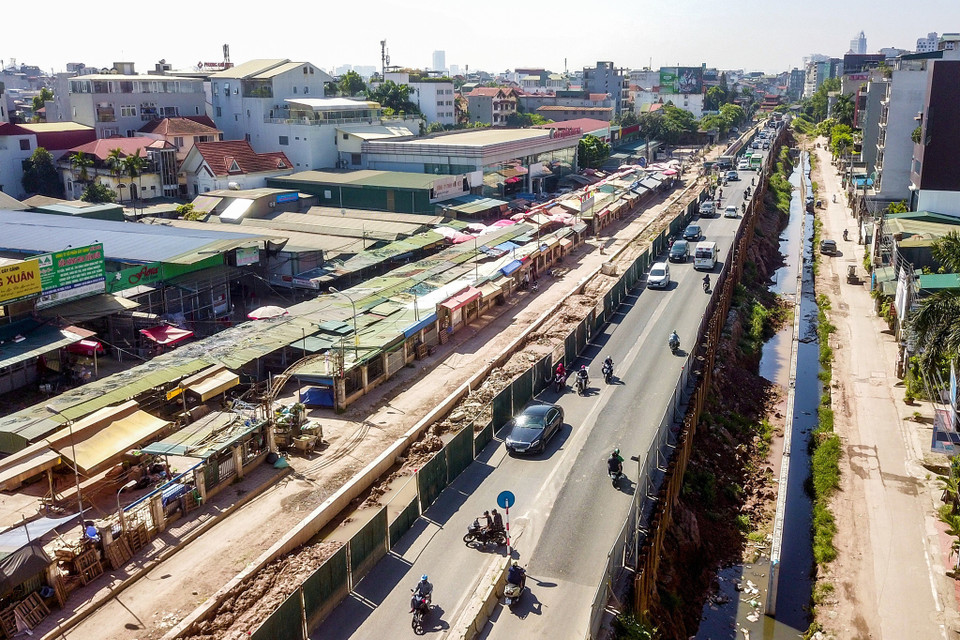 Dự án mở rộng đường Âu Cơ - An Dương Vương có tổng mức đầu tư trên 815 tỷ đồng đến nay vẫn là một công trường ngổn ngang, ảnh hưởng đến cuộc sống của người dân. (Ảnh: Hoài Nam/Vietnam+) 