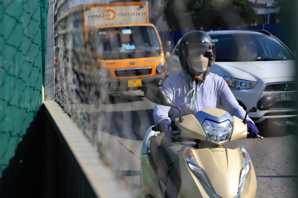 Hằng ngày các phương tiện chen chúc nhau trên đoạn đường đang thi công quây tôn khiến diện tích lưu thông bị thu hẹp. (Ảnh: Hoài Nam/Vietnam+)