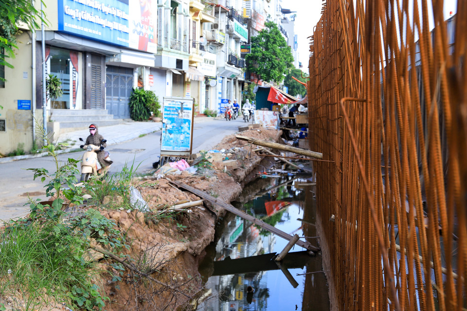 Theo hình ảnh phóng viên ghi nhận được, hầu hết phần kết cấu cốt thép đều đã hoen gỉ, ngập trong các rãnh nước vào mùa mưa. (Ảnh: Hoài Nam/Vietnam+)