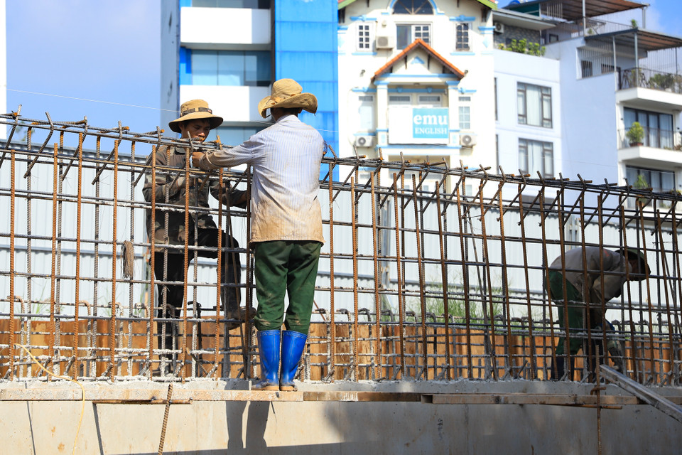 Trước đó, Uỷ ban Nhân dân Thành phố Hà Nội yêu cầu chủ đầu tư phải hoàn thành các hạng mục đê bê tông cốt thép và cửa khẩu qua đê trước ngày 15/6/2023. Tuy nhiên, đến hạn, chủ đầu tư vẫn chưa hoàn thành hạng mục nêu trên. (Ảnh: Hoài Nam/Vietnam+)