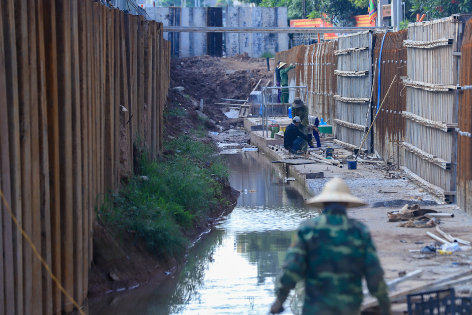 Đoạn đê mới sau khi hoàn thành sẽ có chiều cao 2,4 m tính từ mặt đường.Lần mới đây nhất, công trình này được dự kiến hoàn thành vào năm 2024. (Ảnh: Hoài Nam/Vietnam+)