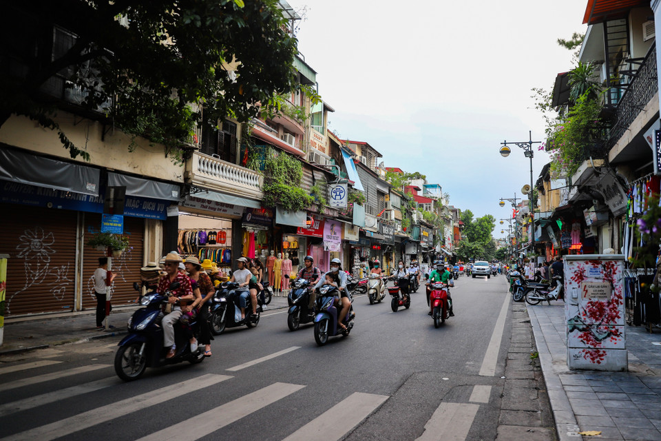 Tuyến phố Hàng Ngang-Hàng Đào nơi đoàn quân tiếp quản Thủ đô đi qua tiến về hội quân ở Thành cổ (Hoàng Thành Thăng Long). (Ảnh: Hoài Nam/Vietnam+)