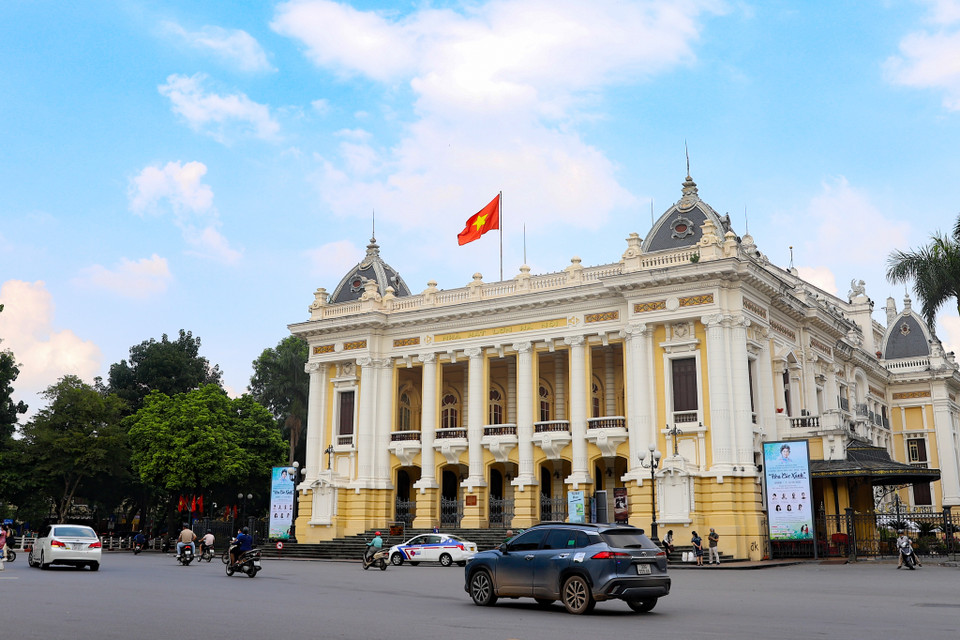 Nhà hát Lớn Hà Nội (Hoàn Kiếm, Hà Nội), nơi nổi hồi còi báo hiệu cho lễ thượng cờ lịch sử đúng 15 giờ chiều 10/10/1954. (Ảnh: Hoài Nam/Vietnam+)