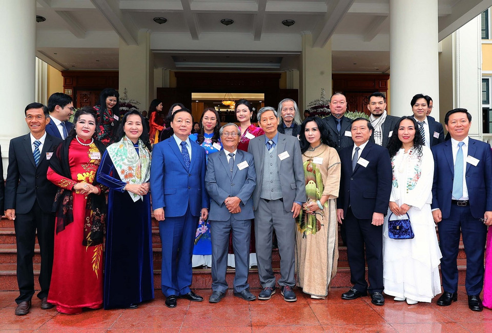 Phó Thủ tướng Trần Hồng Hà với đại biểu trí thức, nhà khoa học, văn nghệ sĩ tại buổi gặp mặt. (Ảnh: Trọng Đức-TTXVN)