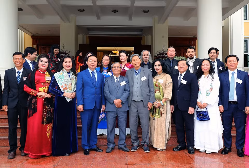 Phó Thủ tướng Trần Hồng Hà với đại biểu trí thức, nhà khoa học, văn nghệ sĩ tại buổi gặp mặt. (Ảnh: Trọng Đức-TTXVN)