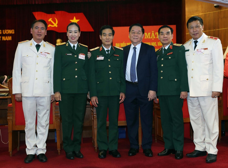 Bí thư Trung ương Đảng, Trưởng Ban Tuyên giáo Trung ương Nguyễn Trọng Nghĩa với các đại biểu lực lượng vũ trang tại buổi gặp mặt. (Ảnh: Trọng Đức-TTXVN)