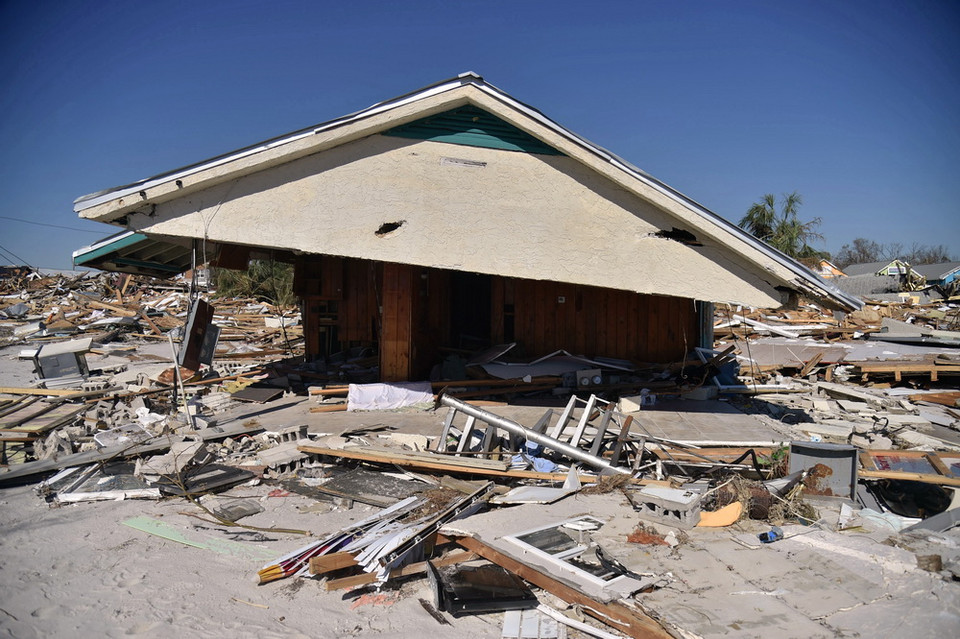 Bão Michael đổ bộ vào bờ Đông nước Mỹ ngày 10/10, đến sáng 12/10 bắt đầu suy yếu và di chuyển theo hướng Đông Bắc, tiến về Đại Tây Dương.