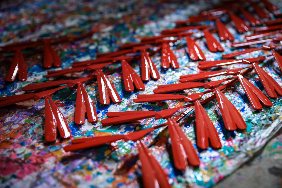 Những chú chuồn chuồn tre rực rỡ màu sắc đợi 'hong khô' sơn trước khi tung cánh bay tới mọi nẻo đường như một món quà lưu niệm. (Ảnh: Hoài Nam/Vietnam+)