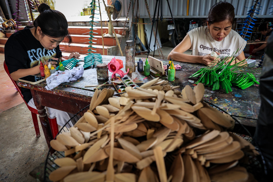 Ngoài việc làm phần thô của chuồn chuồn, gia đình anh còn có xưởng sơn để hoàn thiện sản phẩm bắt mắt, đầy màu sắc. (Ảnh: Hoài Nam/Vietnam+)