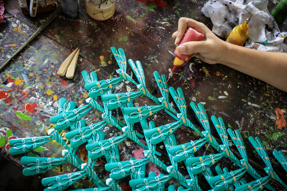 Chuồn chuồn tre sẽ được làm đẹp bằng nhiều sơn màu khác nhau với cảm hứng nghệ thuật mang hơi thở đời sống thôn quê dân dã. (Ảnh: Hoài Nam/Vietnam+)