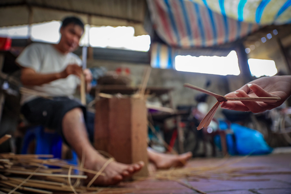 Không ai nhớ nghề làm chuồn chuồn tre chính xác có từ bao giờ, nhưng từ khoảng hơn 20 năm nay những người thợ vẫn hằng ngày làm bạn với tre, với keo, sơn để tạo ra món quà quê giản dị này. (Ảnh: Hoài Nam/Vietnam+)
