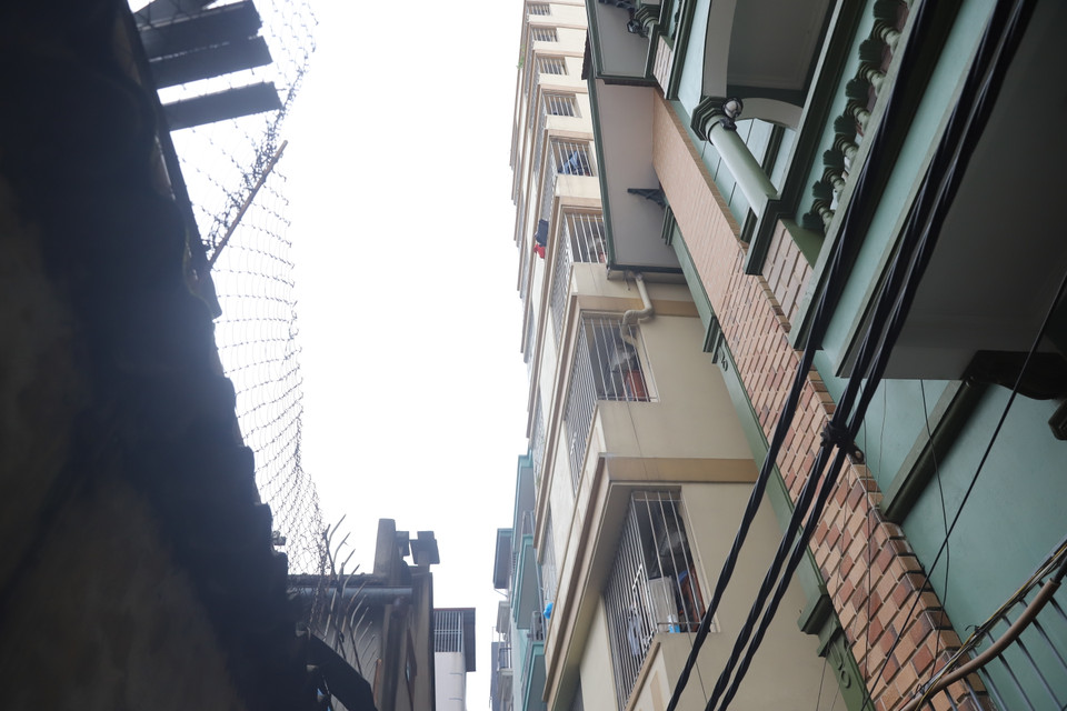 Những căn chung cư này lại được các chủ chung cư hàn những bộ chấn song bằng sắt, thép, inox,...vô cùng kiên cố để chống trộm. Những song sắt, 'chuồng cọp' này lại thành thứ đầu tiên cản trở người dân thoát hiểm nếu xảy ra sự cố từ bên trong. (Ảnh: Hoài Nam/Vietnam+)