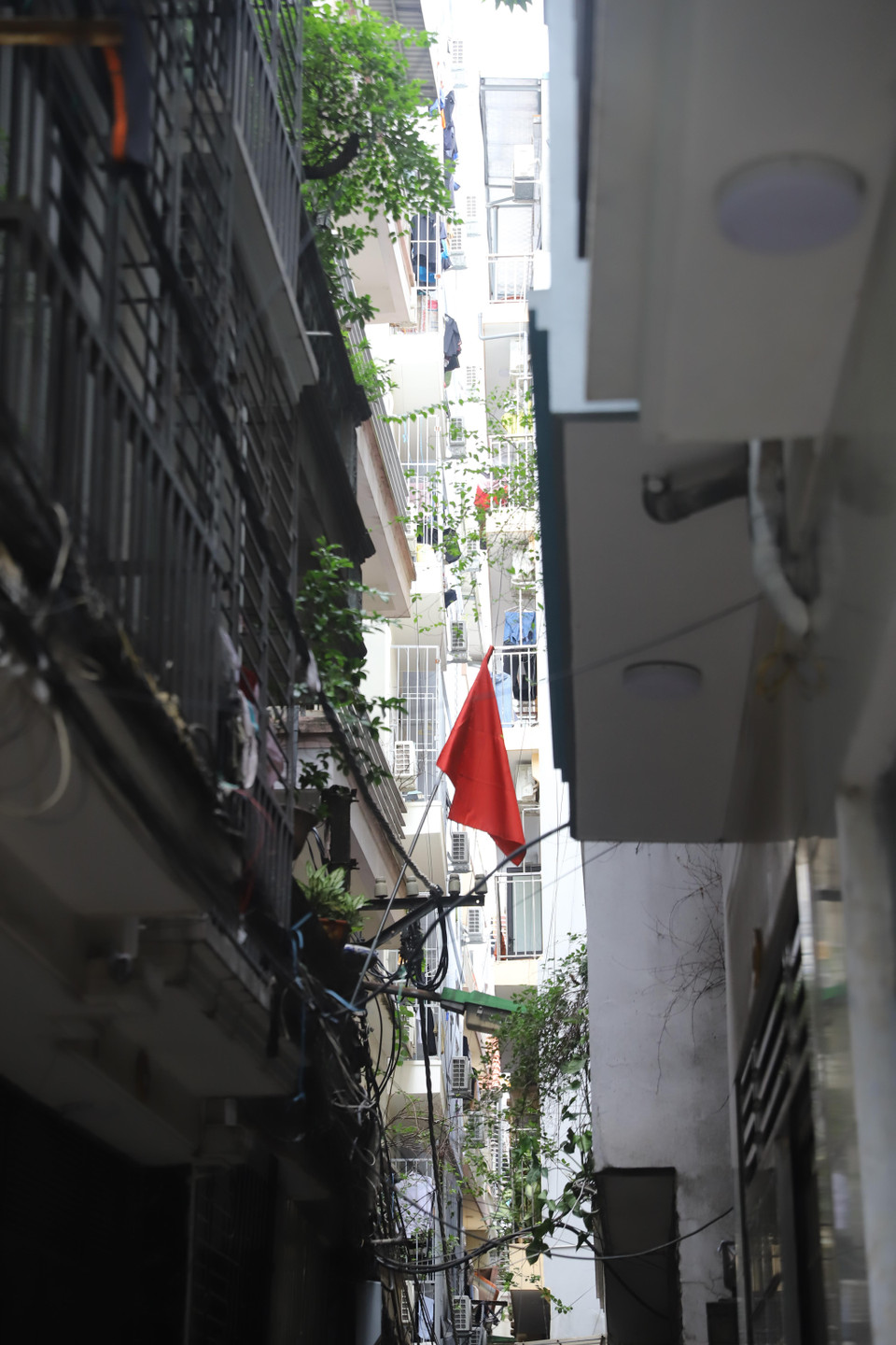 Điều này vô tình đẩy người thuê, mua nhà vào thế khó, vì nếu không may xảy ra hỏa hoạn, sẽ rất khó có thể tìm lối thoát. Chưa kể, ngõ nhỏ, ngách sâu cũng khiến công tác chữa cháy gặp nhiều khó khăn. (Ảnh: Hoài Nam/Vietnam+)