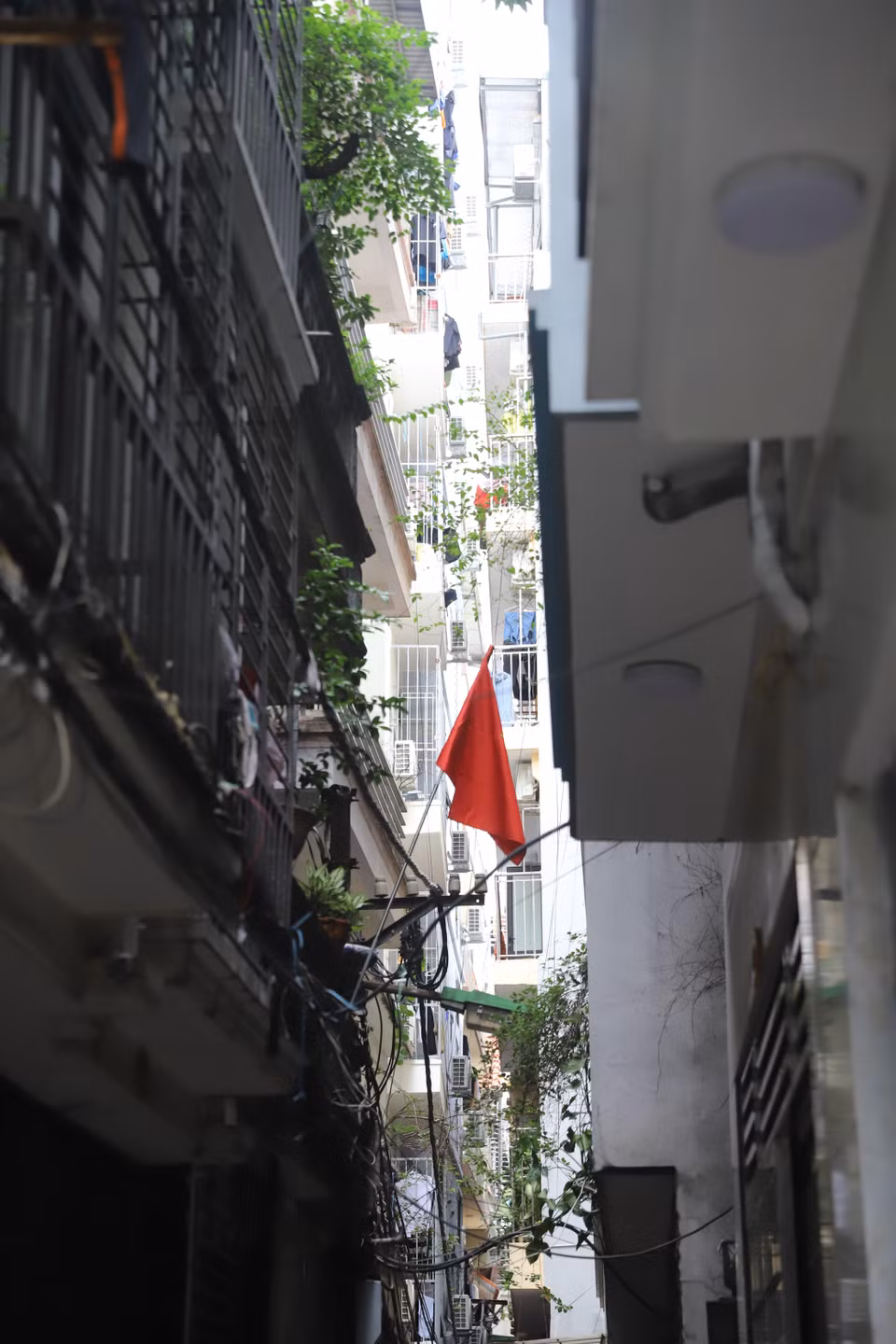 Điều này vô tình đẩy người thuê, mua nhà vào thế khó, vì nếu không may xảy ra hỏa hoạn, sẽ rất khó có thể tìm lối thoát. Chưa kể, ngõ nhỏ, ngách sâu cũng khiến công tác chữa cháy gặp nhiều khó khăn. (Ảnh: Hoài Nam/Vietnam+)
