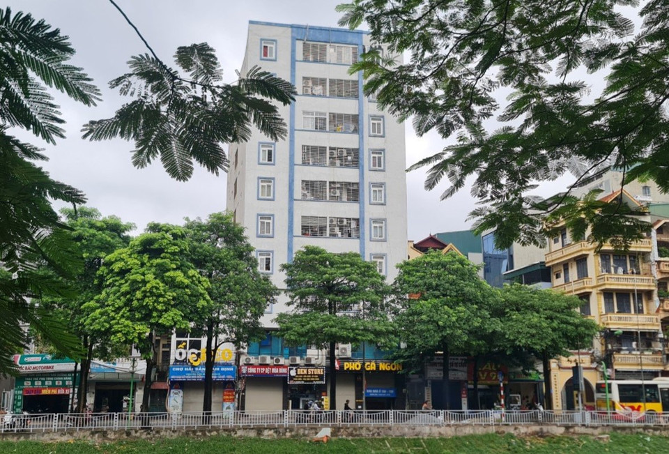 Tòa chung cư mini 166-168 Khương Đình, quận Thanh Xuân được xây dựng cao 10 tầng, chia nhỏ thành hàng trăm căn hộ với diện tích từ 20 – 50 m2. (Ảnh: Hoài Nam/Vietnam+)