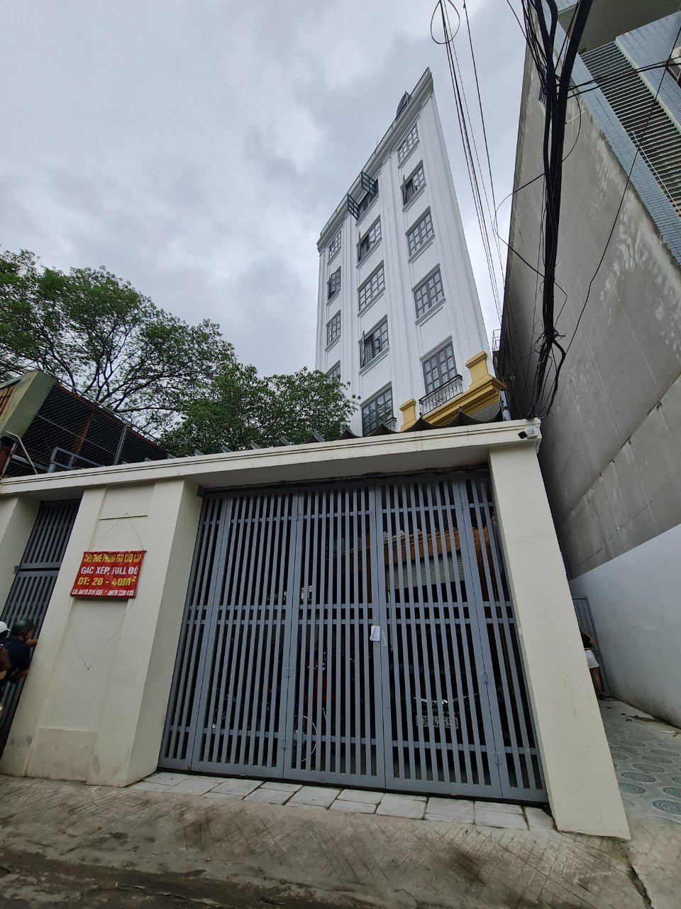 Cách đó không xa, chung cư mini 7 tầng được cho thuê tại ngách 78 ngõ 29 Khương Hạ. Để vào được căn nhà này, chúng tôi phải đi qua ngõ hẹp, với chiều rộng đường trước cửa khoảng 3m. (Ảnh: Hoài Nam/Vietnam+)