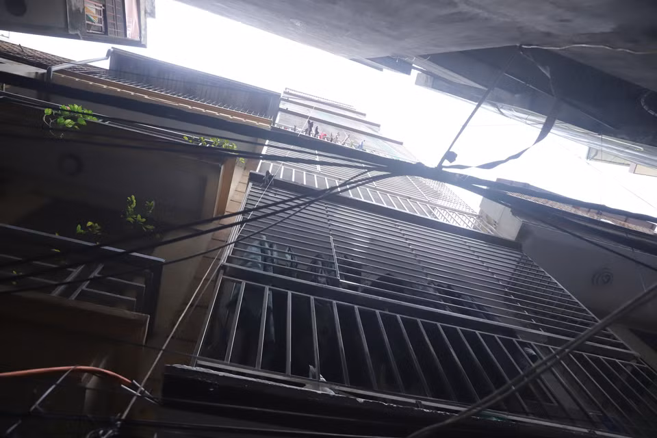 Sự việc vừa qua tại tòa chung cư mini ở Khương Hạ đã dấy lên nhiều hoang mang, lo sợ cho những người đang thuê chung cư mini. "Mình mới chỉ thuê được căn chung cư này chưa lâu. Bây giờ nếu lỡ xảy ra hỏa hoạn mình cũng chưa biết phải xử trí như thế nào, mà giờ cũng chẳng thể tìm được chỗ khác nữa,” Quang Dũng -sinh viên đại học thuê chung cư mini tại Thanh Xuân cho hay. (Ảnh: Hoài Nam/Vietnam+)