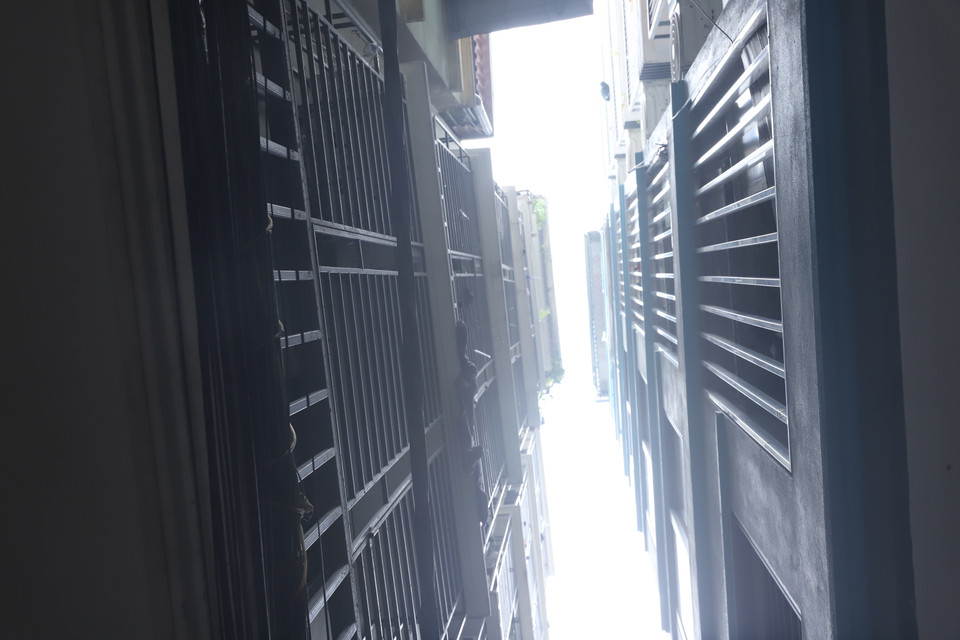 Các tòa nhà này được xây dựng với diện tích nhỏ, quy mô từ 6 đến 11 tầng, nằm xen kẽ trong các khu dân cư, do tư nhân, doanh nghiệp tự đầu tư với lý do ban đầu là nhà ở sau đó chuyển đổi mục đích sử dụng cho thuê hoặc bán căn hộ dẫn đến mật độ cư dân đông, các điều kiện về phòng cháy chữa cháy khó đảm bảo, tiềm ẩn nhiều nguy cơ cháy, nổ. (Ảnh: Hoài Nam/Vietnam+)