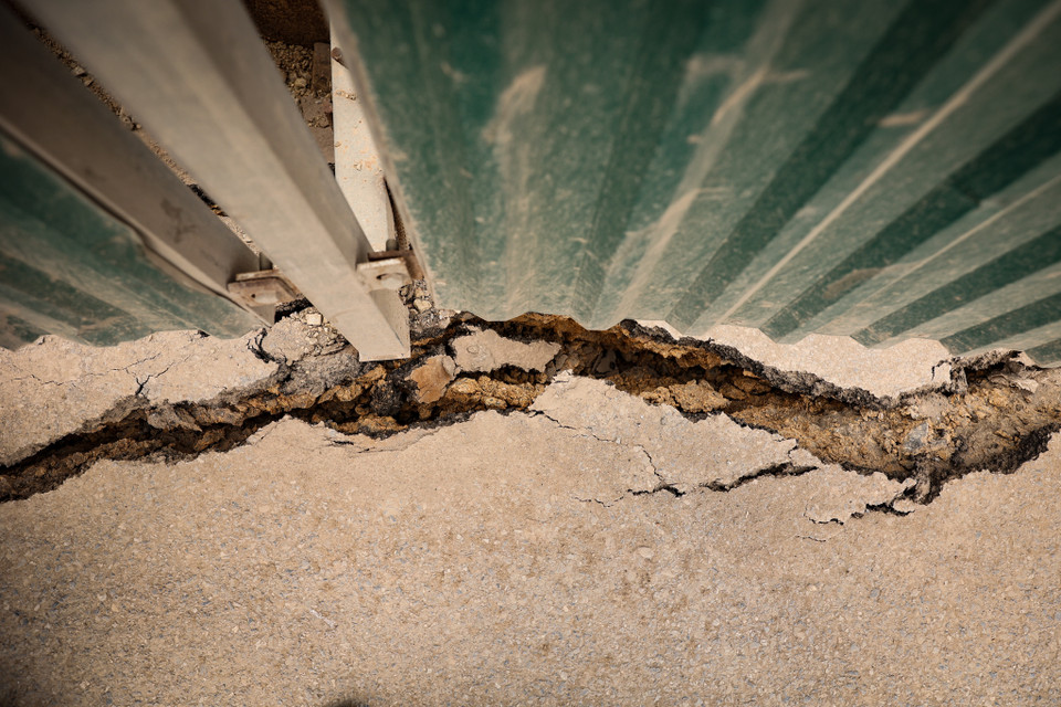 Vào tháng 6/2023, khu vực mặt đường đối diện từ số nhà 91 tới số nhà 123 đường Âu Cơ đã xảy ra hiện tượng rạn nứt đã được xử lý nhưng tới nay lại xuất hiện thêm những đoạn khác bị nứt, lún. (Ảnh: Hoài Nam/Vietnam+)