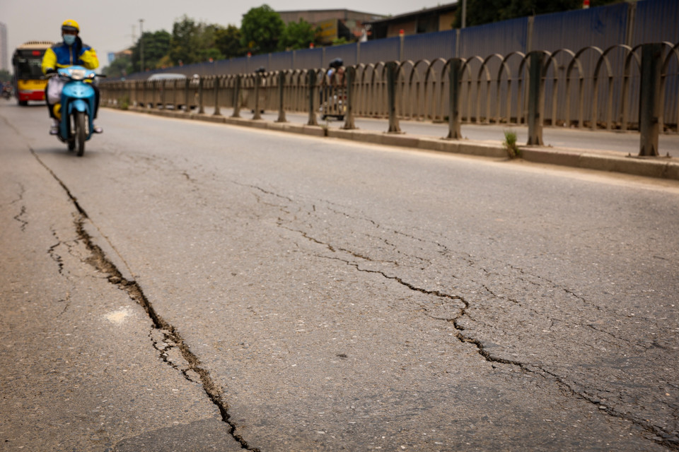 Hằng ngày, các phương tiện vẫn di chuyển qua khu vực xuất hiện những vết nứt chạy dọc mặt đường. (Ảnh: Hoài Nam/Vietnam+)