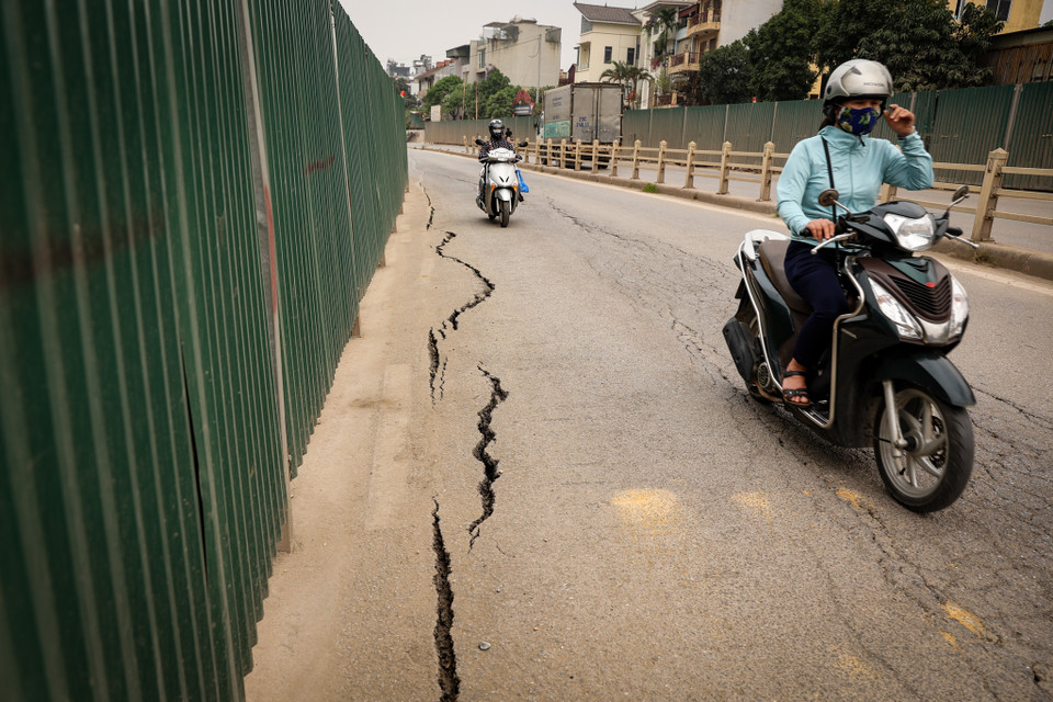 Tuyến đường xuất hiện các vết nứt, kéo dài chạy dọc đê Âu Cơ khiến mặt đường khu vực này trở nên lồi lõm, tiềm ẩn nguy cơ mất an toàn giao thông với các phương tiện đi trên đường.