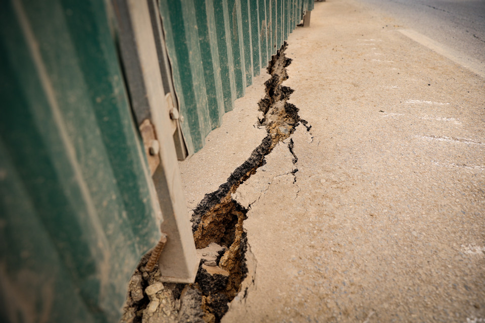 Người dân mong mỏi cơ quan chức năng sớm khắc phục tình trạng đường nứt, lún để đảm bảo an toàn cho các phương tiện lưu thông qua khu vực này. (Ảnh: Hoài Nam/Vietnam+)