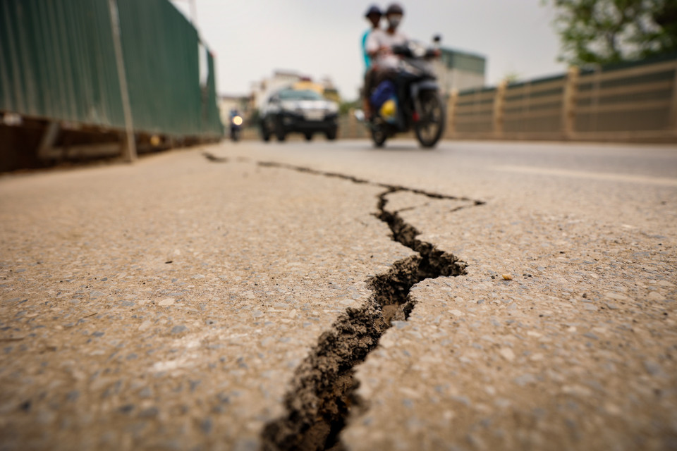 Theo chia sẻ của một số người dân sinh sống quanh khu vực, tuyến đường tập trung đông đúc phương tiện lưu thông hàng ngày và có nhiều xe trọng tải lớn di chuyển vào ban đêm phần nào ảnh hưởng tới kết cấu đường. (Ảnh: Hoài Nam/Vietnam+)