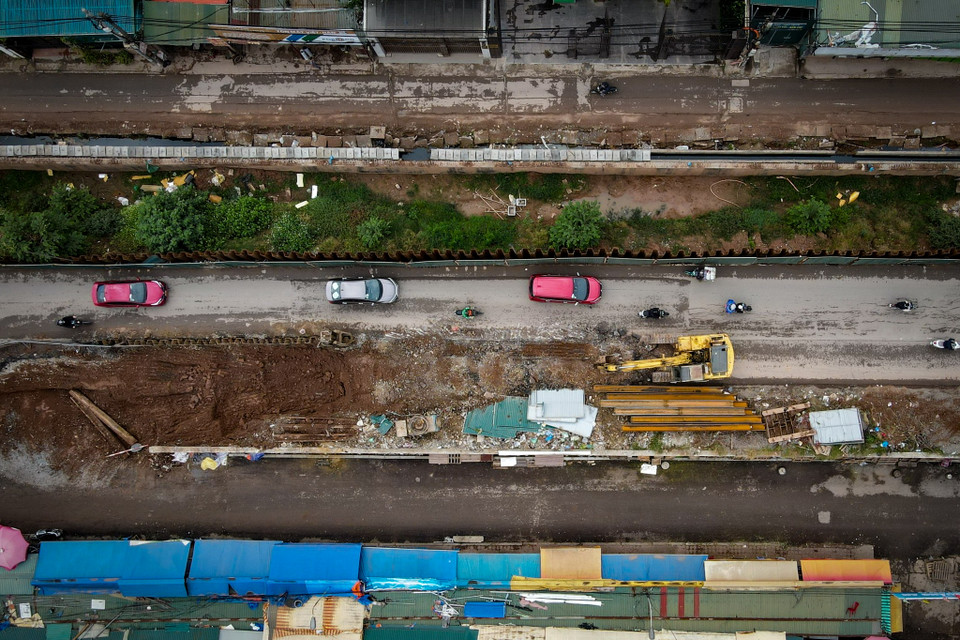 Dự án đã thi công trở lại từ tháng 11 năm 2023, đến nay tại khu vực này vẫn là công trường ngổn ngang, thậm chí nhiều đoạn đường đã xuất hiện hiện tượng lún và nứt. (Ảnh: Hoài Nam/Vietnam+)