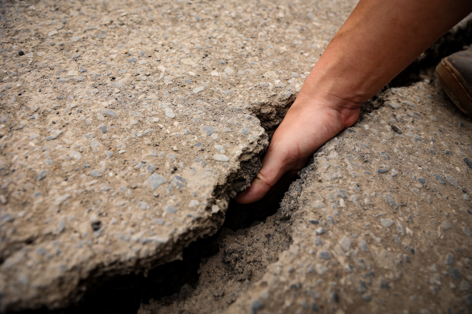 Vết nứt lớn trên mặt đường đê Âu Cơ đoạn số nhà 277. (Ảnh: Hoài Nam/Vietnam+)