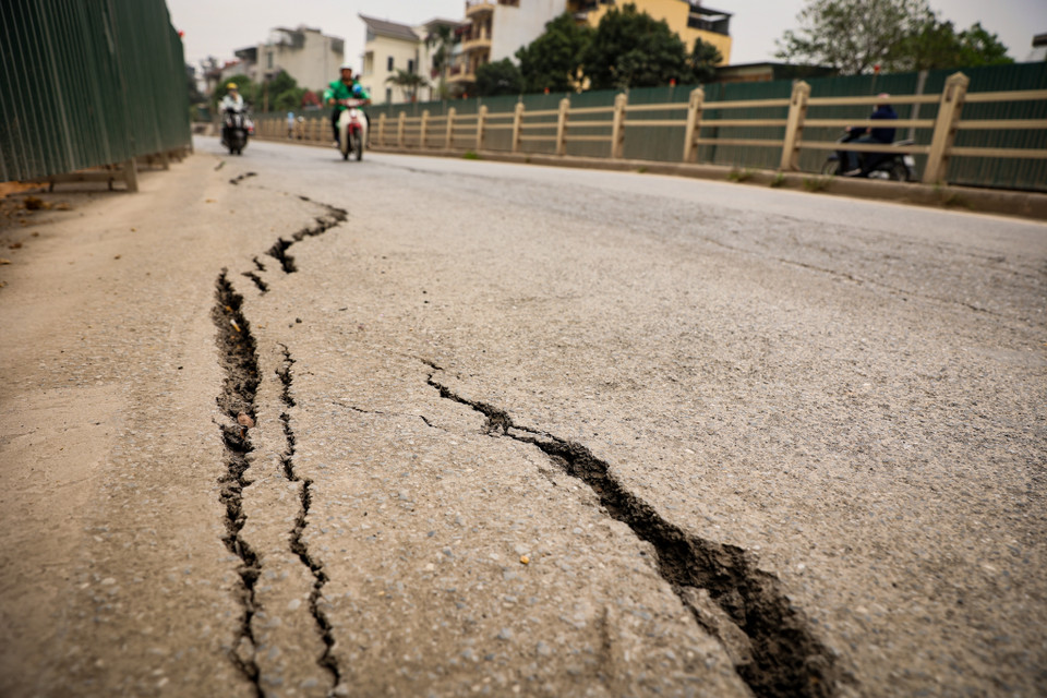 Theo ghi nhận của phóng viên Báo Điện tử VietnamPlus vào buổi sáng ngày 4/4/2024, một số đoạn đường trên mặt đê đã xuất hiện vết nứt lớn. (Ảnh: Hoài Nam/Vietnam+)