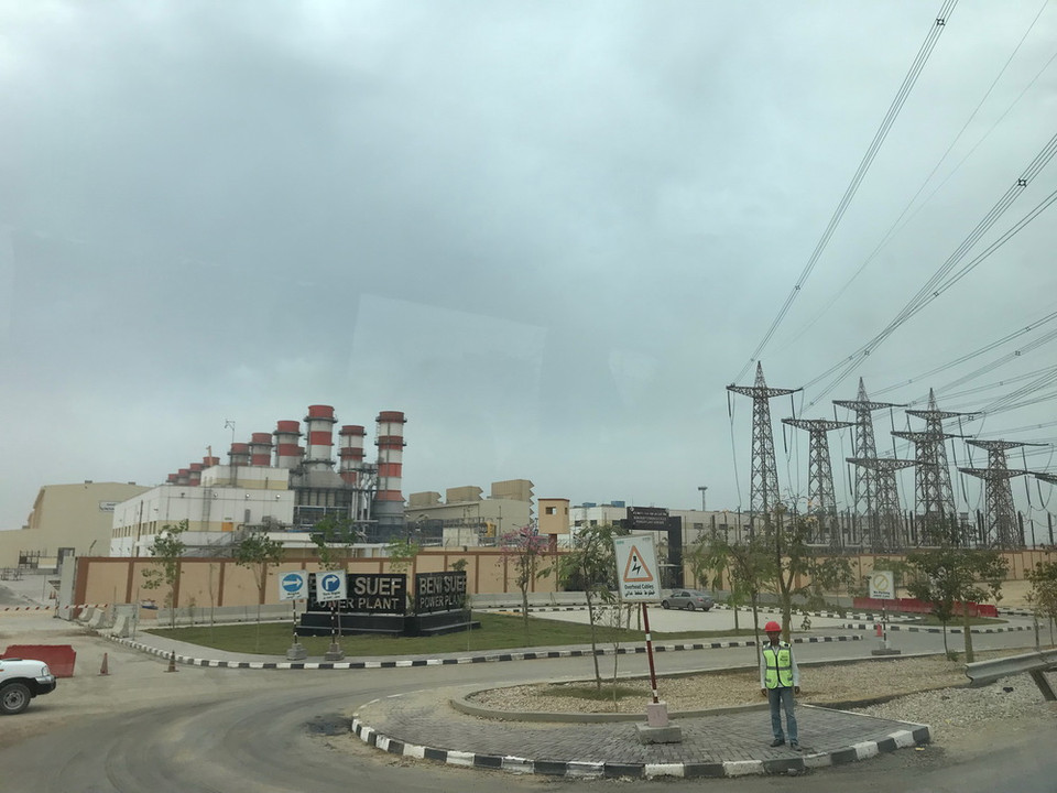 Bộ Điện lực và Năng lượng tái tạo Ai Cập cùng với Tập đoàn Siemens của Đức và đối tác liên danh Công ty xây dựng Orascom, Công ty điện Elsewedy đã hoàn thành siêu dự án này trong thời gian kỷ lục là 27,5 tháng.