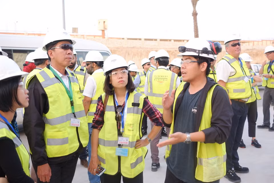 Tập đoàn Siemens đã tiến hành đào tạo cho 600 kỹ sư và kỹ thuật viên người Ai Cập để vận hành và duy trì các nhà máy điện, đồng thời mở rộng kỹ năng và kiến thức cho nguồn lao động địa phương. Các kỹ sư quốc tế từ khoảng 20 quốc gia và vùng lãnh thổ, trong đó có Việt Nam, cũng được Siemens đưa đến Ai Cập tham gia vào dự án khổng lồ này.