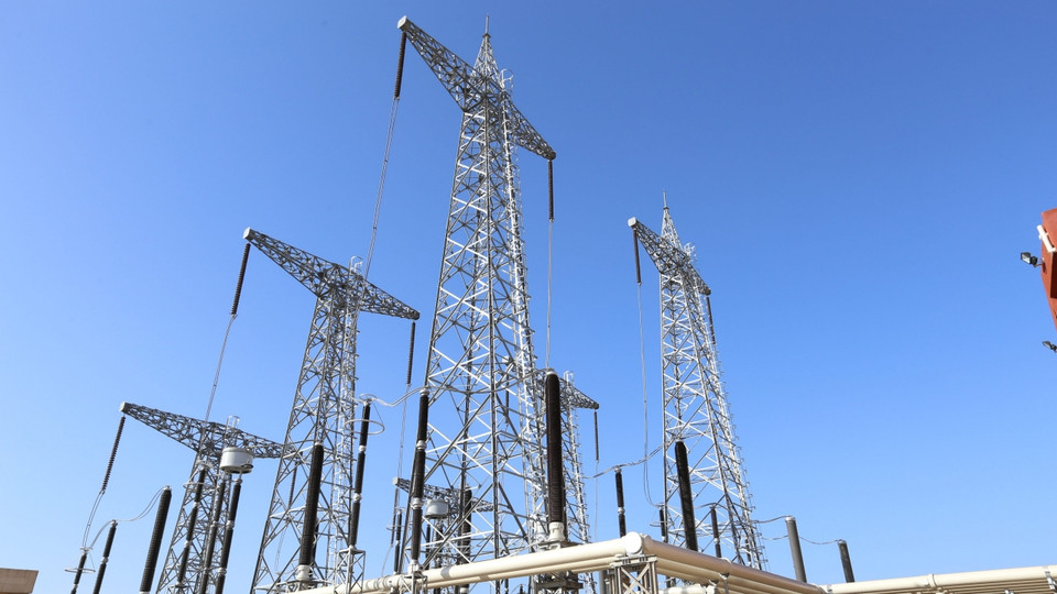 Để tăng cường lưới ở Ai Cập, Siemens đã hoàn thiện 6 trạm điện với nhiệm vụ truyền tải nguồn điện từ các nhà máy mới. 