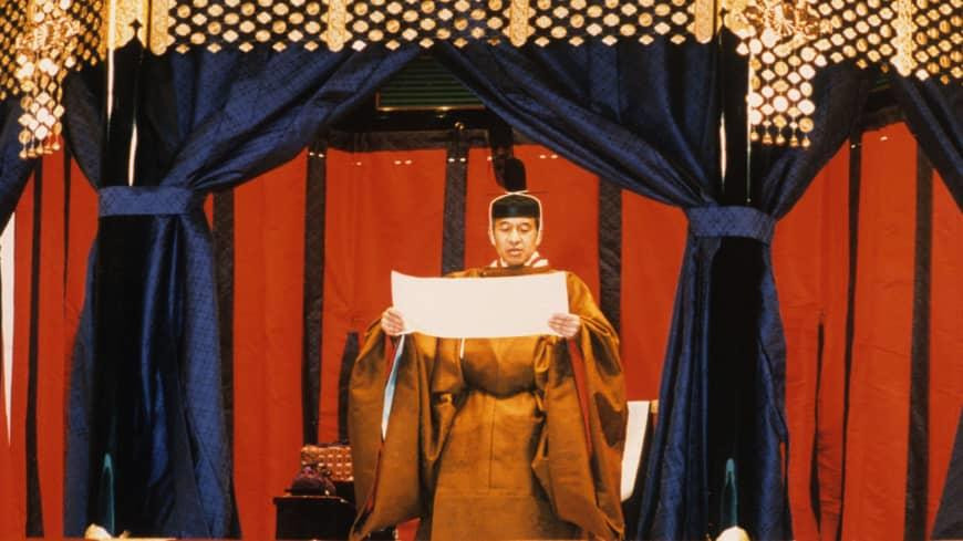 Nhật hoàng Akihito tuyên thệ trong lễ đăng cơ năm 1990 (Nguồn: Kyodo)