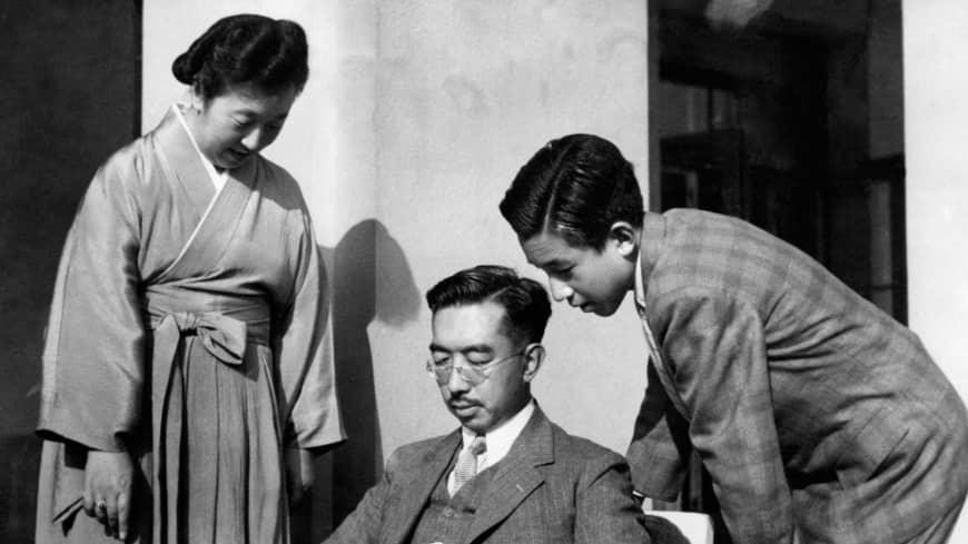 Nhật hoàng Akihito khi còn là Thái tử, bên cạnh Nhật hoàng Hirohito và Hoàng hậu Kojun vào khoảng những năm 1950 (Nguồn: AFP/Fuji)