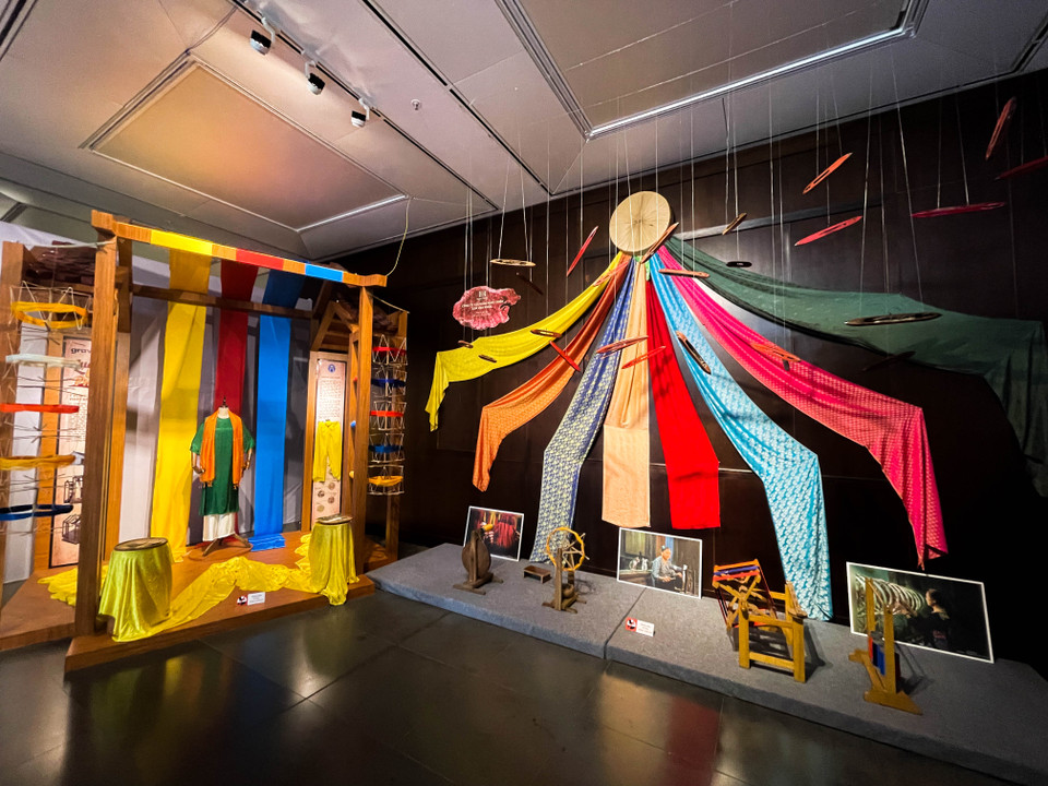 Lấy cảm hứng từ ngôi nhà ba gian truyền thống tại nông thôn Việt Nam, các nhà thiết kế trẻ đã tái hiện lại cuộc sống lao động tại làng lụa Vạn Phúc (Hà Đông), làng nghề dưới một mái nhà cũng như là nơi lưu giữ những giá trị truyền thống của làng từ xa xưa. (Ảnh: PV/Vietnam+)