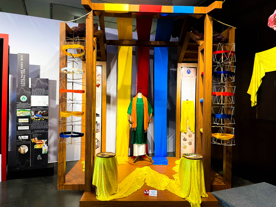 Dưới một mái nhà, người dân làng Vạn Phúc cùng nhau dệt ra những tấm lụa đẹp nức tiếng gần xa, là nơi mọi người cùng nhau sinh hoạt, sản xuất lụa và giữ gìn nét đẹp truyền thống của làng. (Ảnh: PV/Vietnam+)