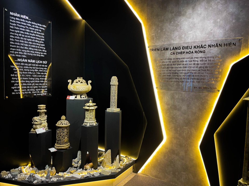 Triển lãm “Cá chép hóa rồng” về làng nghề điêu khắc Nhân Hiền (xã Hiền Giang, huyện Thường Tín) mang đến một thông điệp rất ý nghĩa. Có hàng trăm con cá chép nhưng không phải tất cả đều có thể vượt Vũ Môn để hóa rồng, giống như giữa hàng trăm người thợ, chỉ có một người trở thành nghệ nhân. Chỉ có cố gắng luyện tập, vượt qua giới hạn mới có thể “vượt Vũ Môn” để “hóa Rồng”. (Ảnh: PV/Vietnam+)