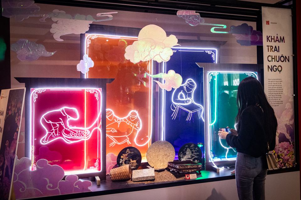 Góc trưng bày về làng nghề khảm trai Chuôn Ngọ: Một nghề thủ công mỹ nghệ cao cấp xuất hiện từ rất sớm, khoảng thế kỷ XI-XIII ở làng Chuôn Ngọ (Chương Mỹ). (Ảnh: PV/Vietnam+)