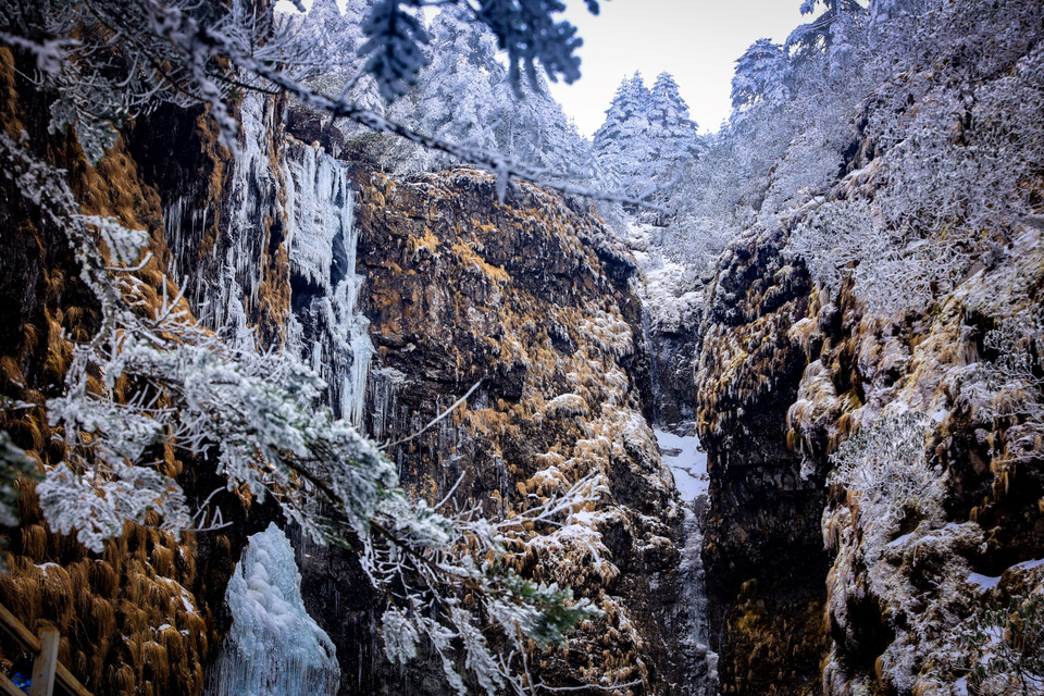 Du khách đến đây sẽ thích thú với những ngọn núi cao sừng sững bao phủ bởi băng tuyết. (Ảnh: Hoài Nam/Vietnam+)