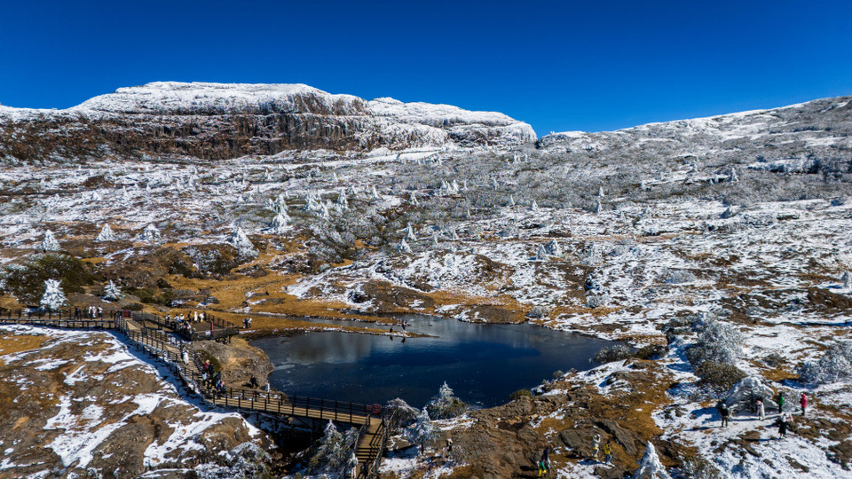 Ngoài ra, núi tuyết Kiệu Tử có rất nhiều hồ mà bạn có thể tham quan. Hồ Mubang, Hồ Thần, Hồ Thiên Đường ở Thung lũng Xanh, Hồ Anh Hùng và Hồ Màn Kiệu là những hồ nổi tiếng nhất. Các hồ này được hình thành chủ yếu do xói mòn sông băng. (Ảnh: Hoài Nam/Vietnam+)