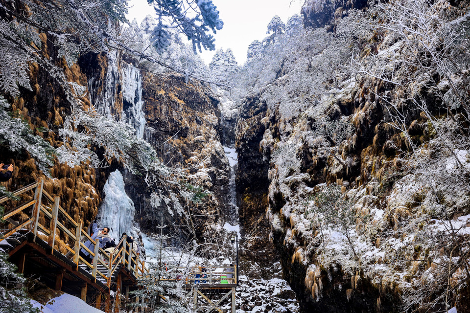 Thác băng là một địa điểm tuyệt vời khác trong chuyến thăm mùa đông đến Núi tuyết Kiệu Tử Sơn. Khi nhìn chúng từ xa, chúng giống như những tác phẩm điêu khắc bằng đá cẩm thạch trắng. (Ảnh: Hoài Nam/Vietnam+)