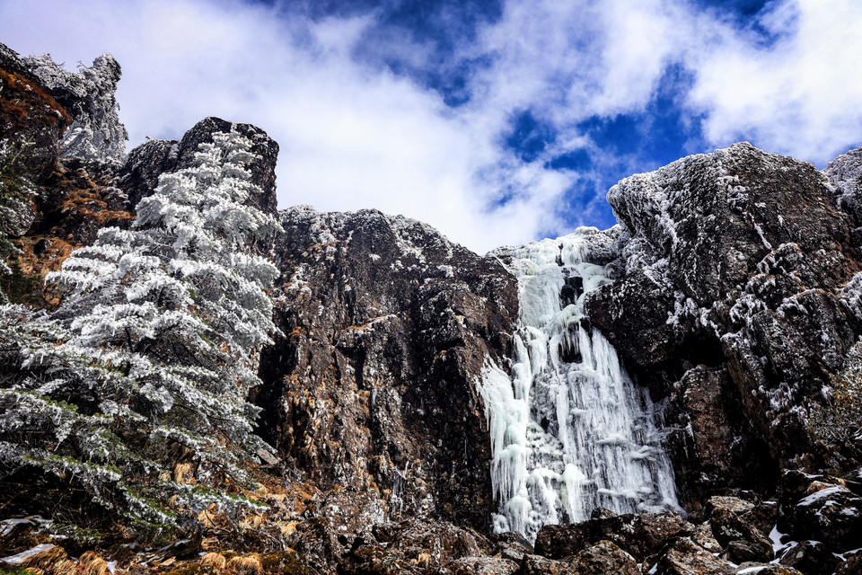 Ngoài ra, danh thắng này còn có những vách đá dựng đứng, những dòng suối và thác nước trữ tình. (Ảnh: Hoài Nam/Vietnam+)